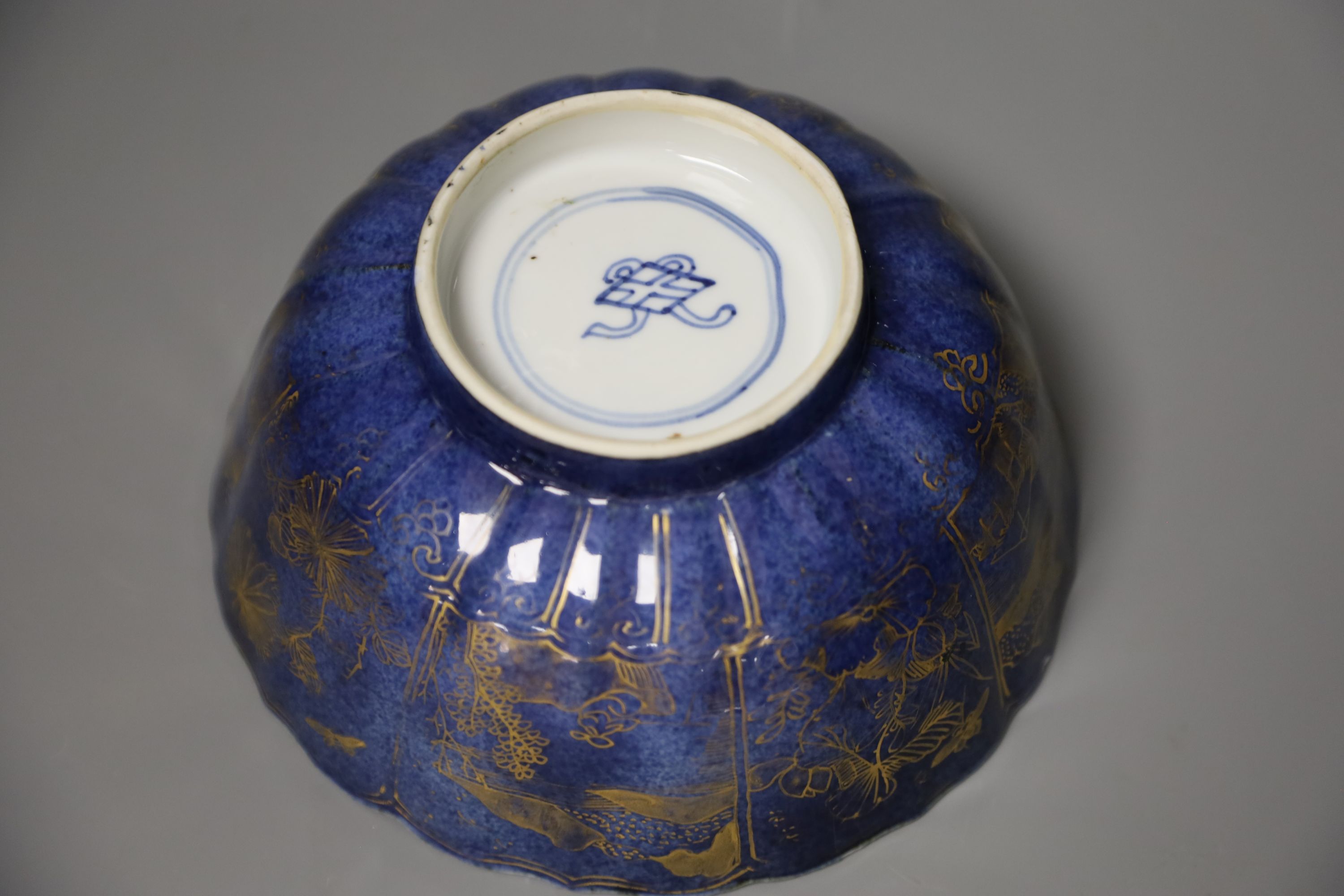 A Chinese Kangxi period porcelain bowl, Dia 19.5cm